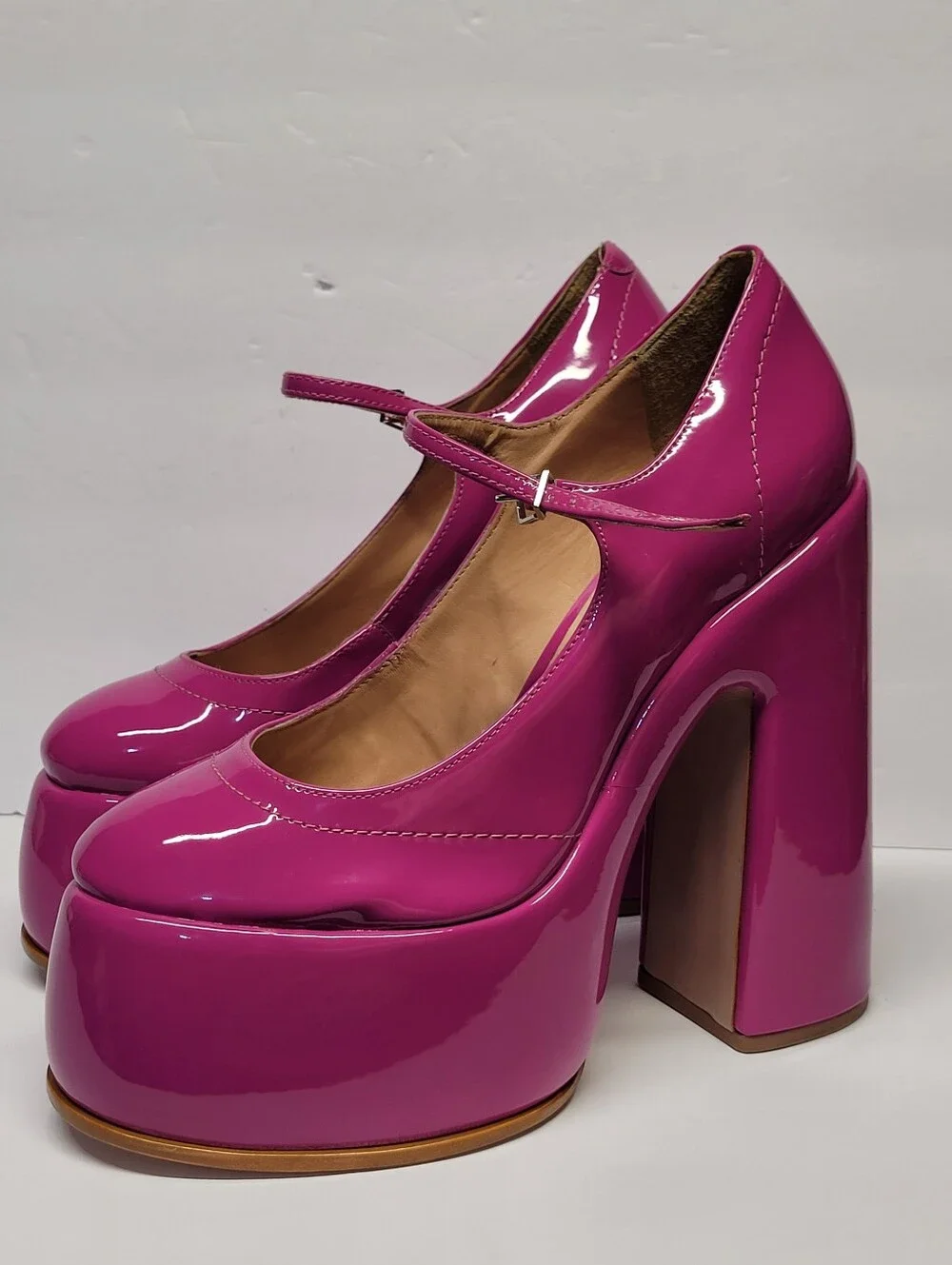 SCHUTZ eye catching